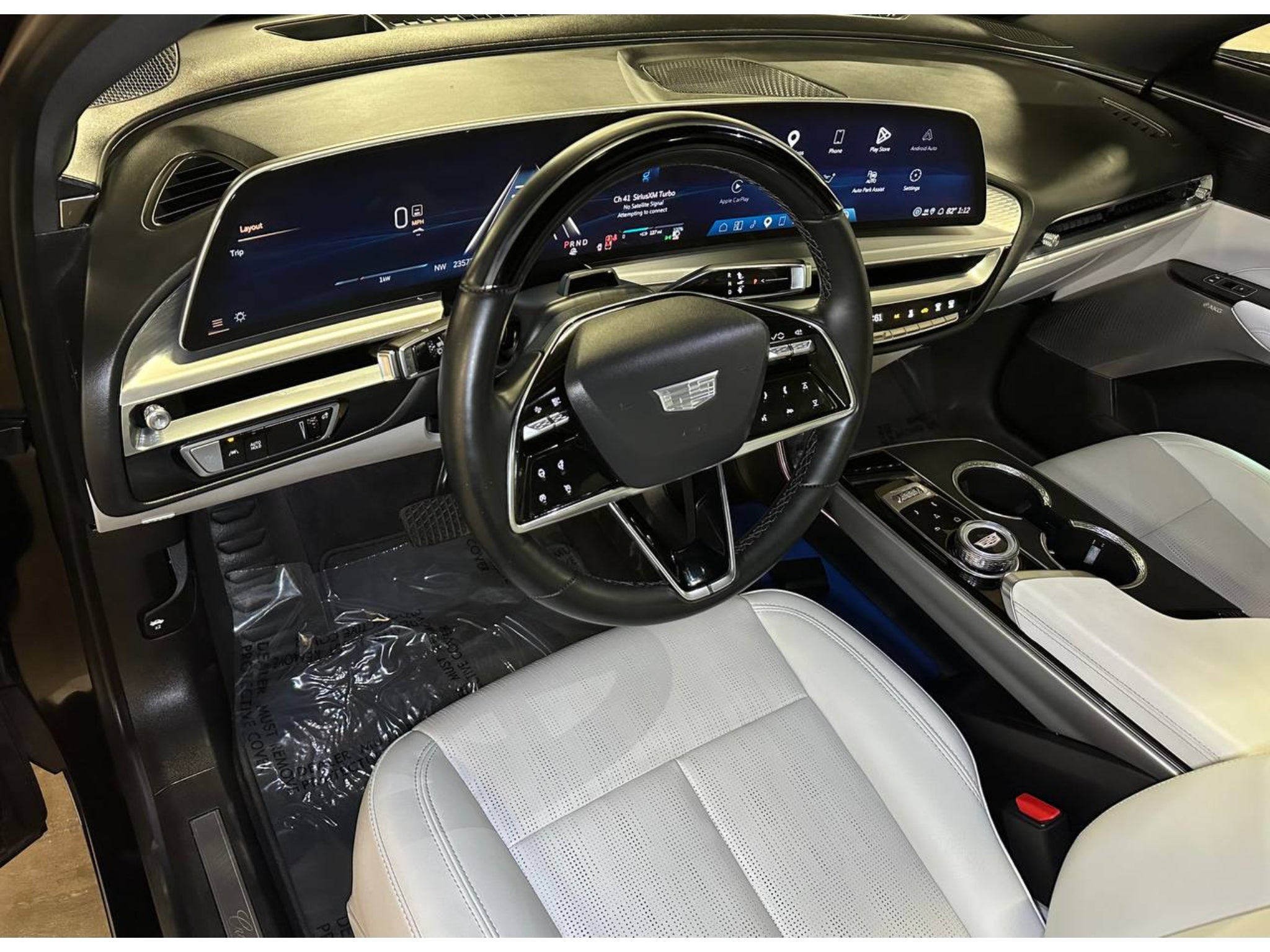 2024 Cadillac Lyriq Lux-2