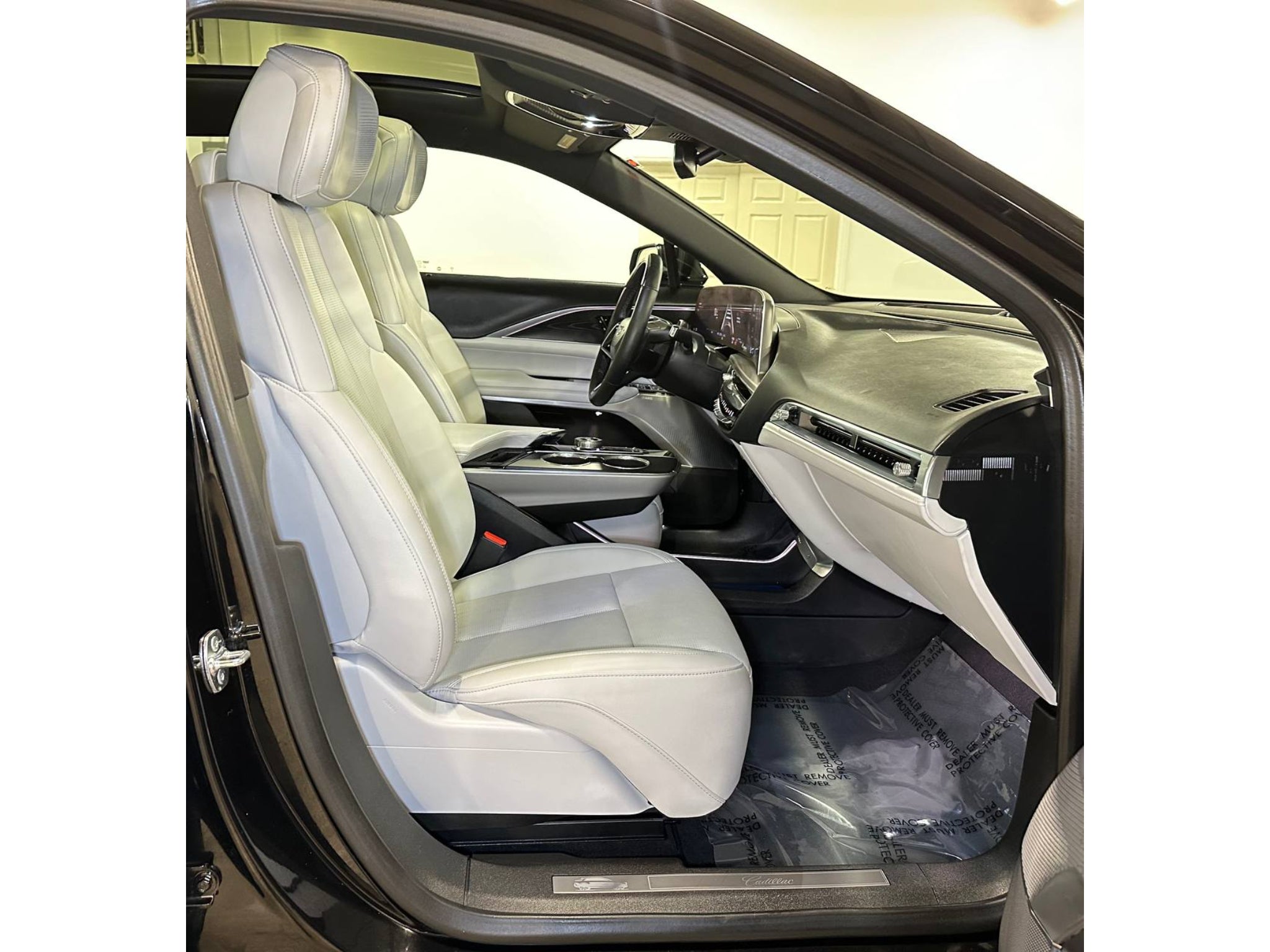 2024 Cadillac Lyriq Lux-2