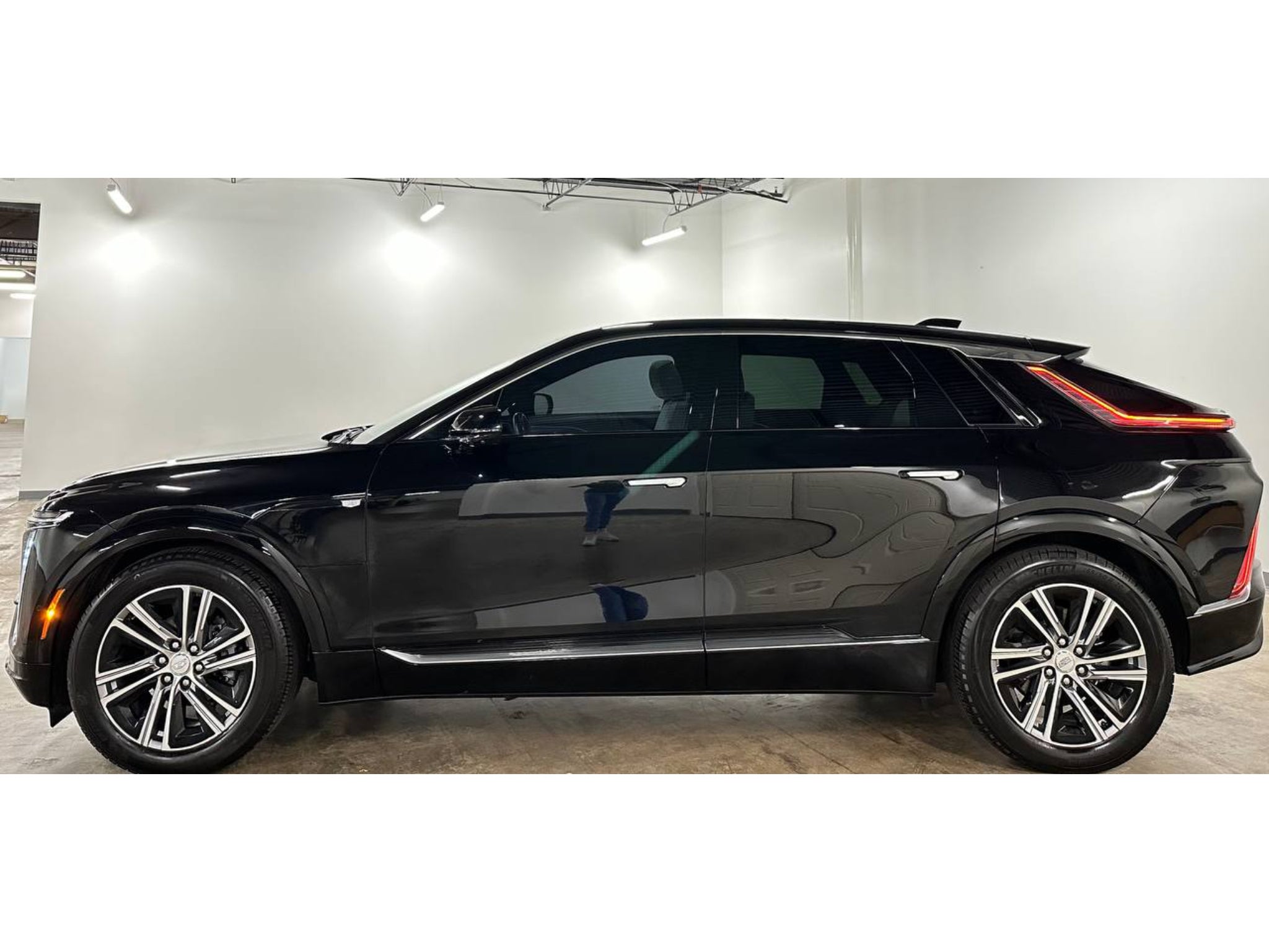 2024 Cadillac Lyriq Lux-2