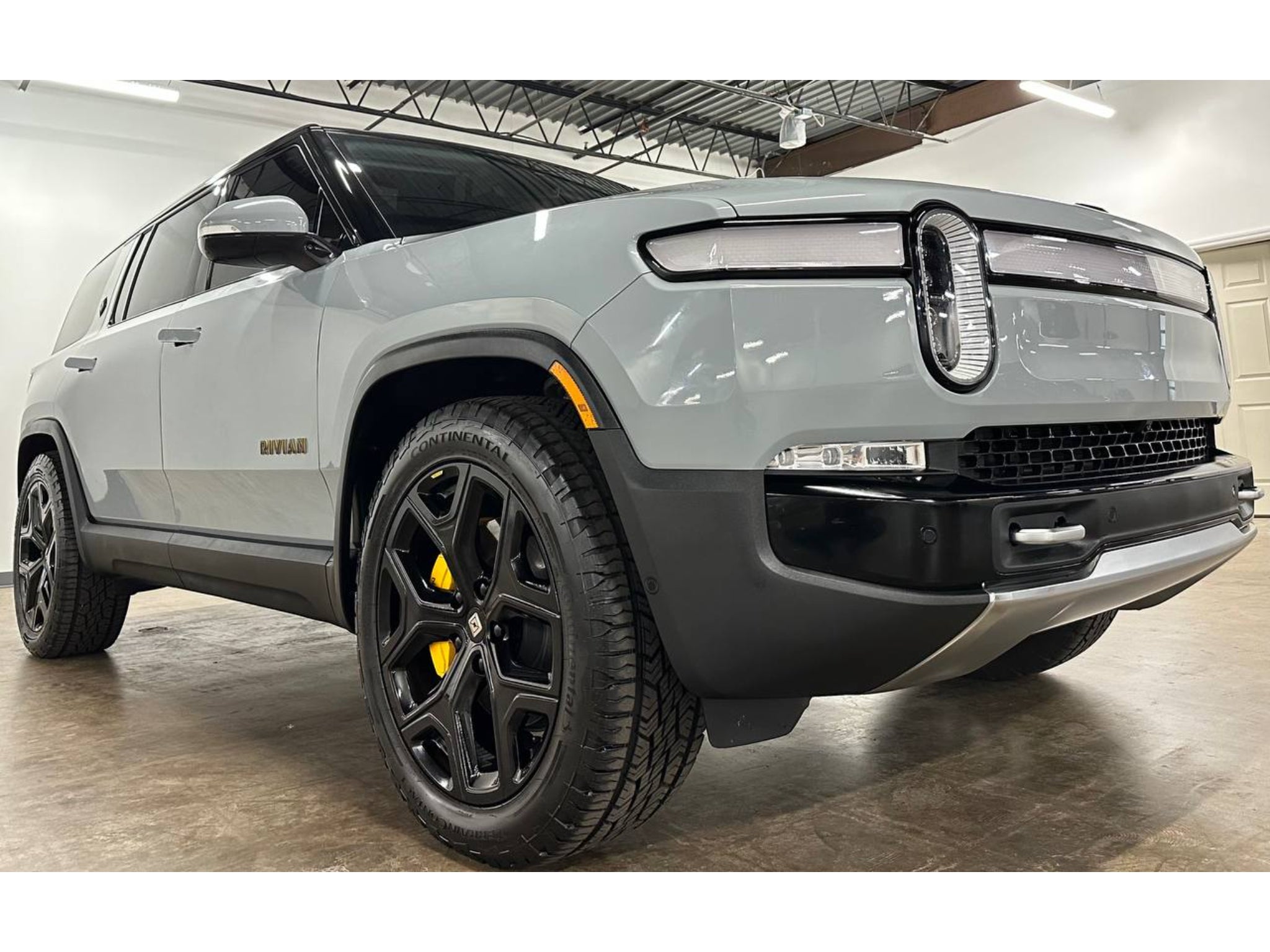 2023 Rivian R1S Adventure DUAL-Motor
